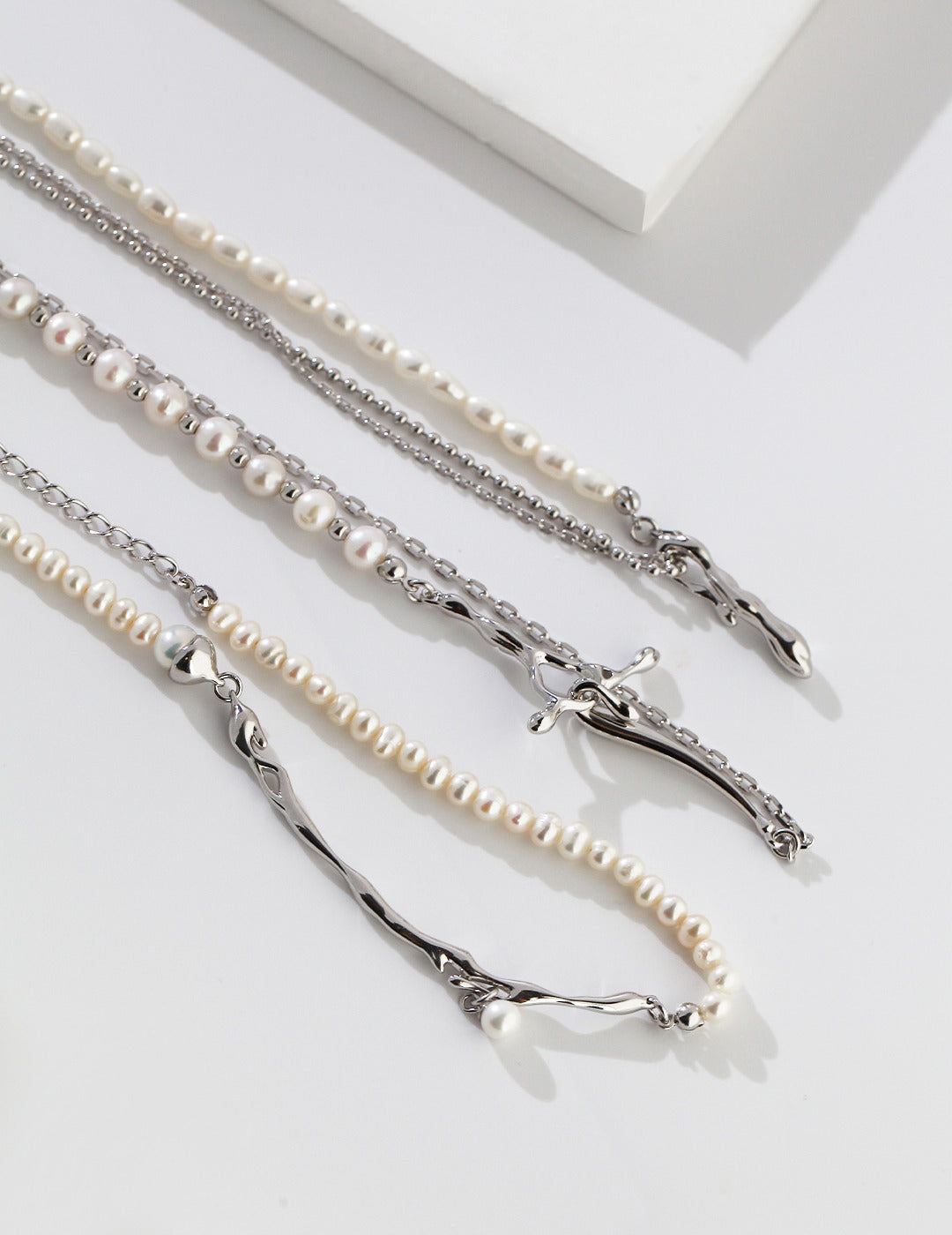 Modern Fluid Pearl Necklace