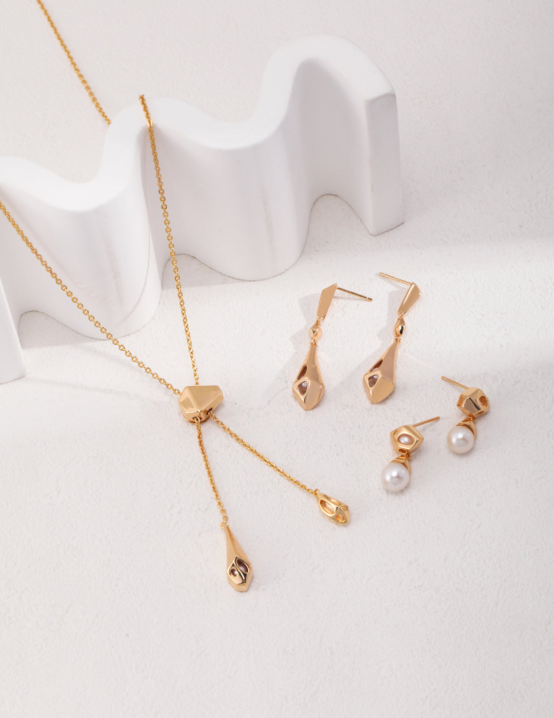 Adjustable pearl necklace