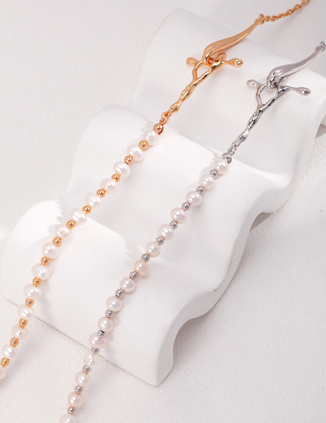 Modern Fluid Pearl Necklace