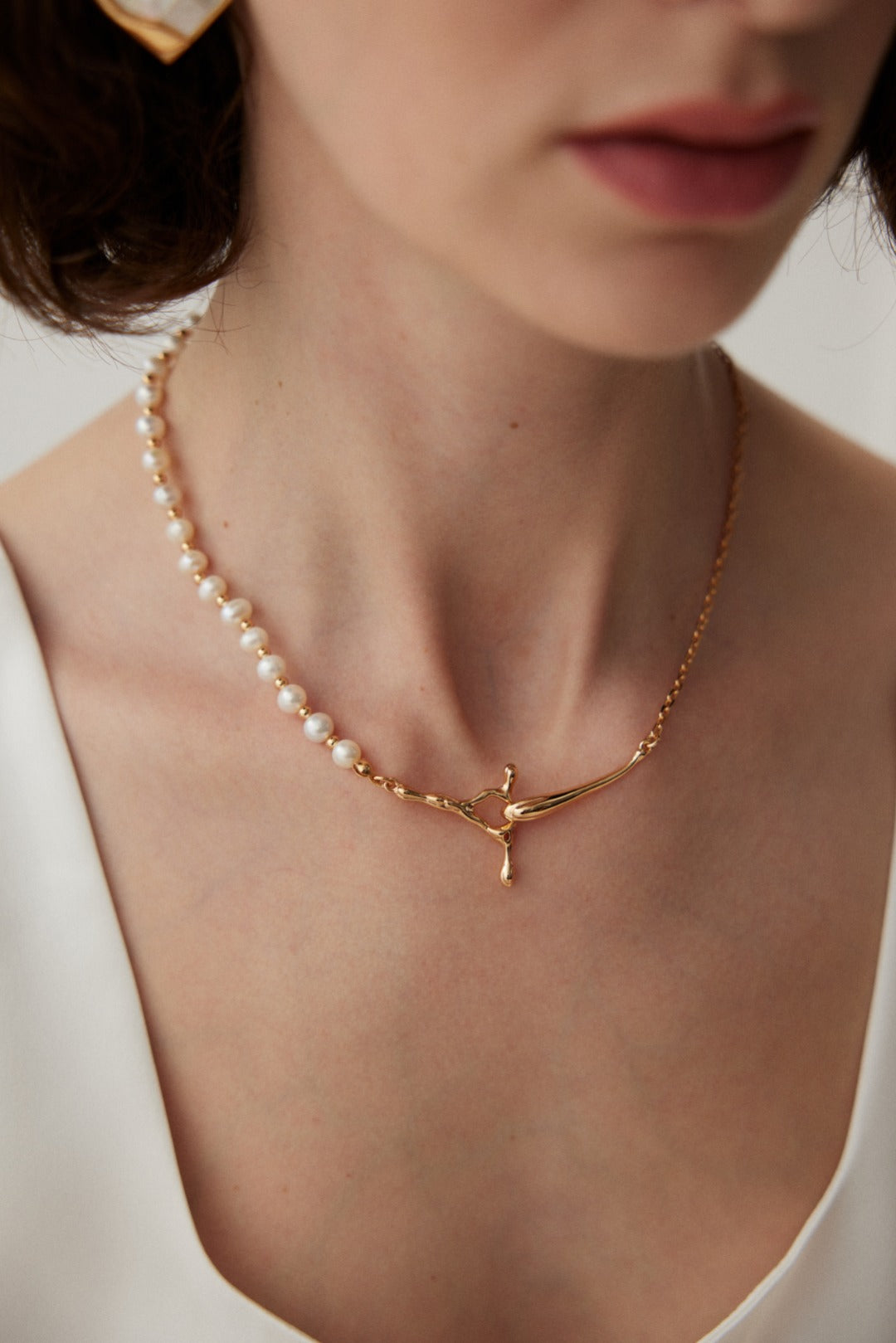 Modern Fluid Pearl Necklace