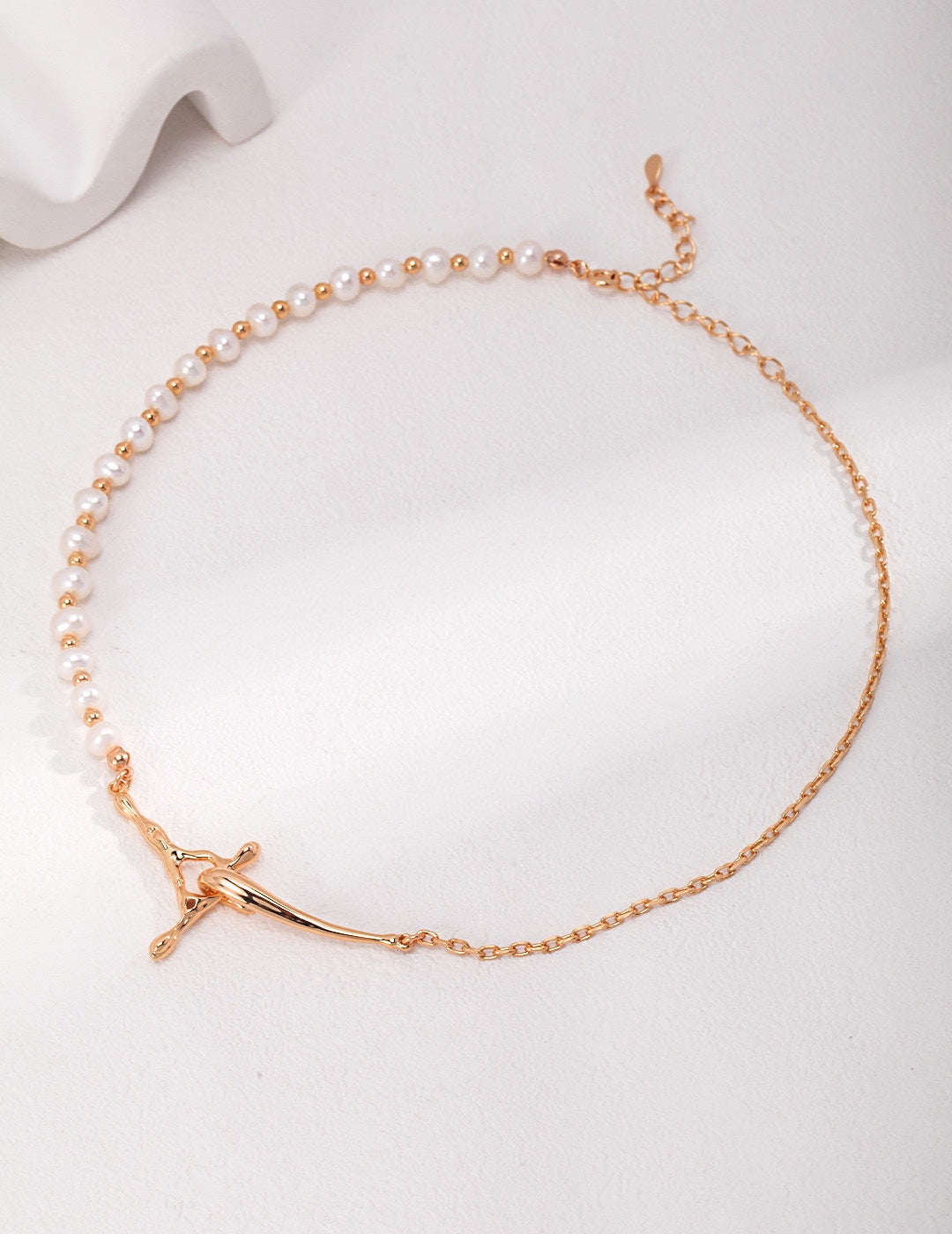 Modern Fluid Pearl Necklace