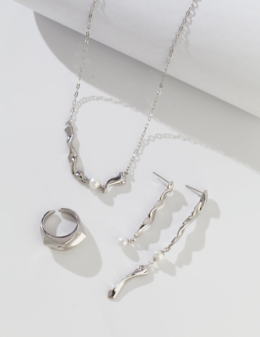 Twisted Fluid Pearl Necklace