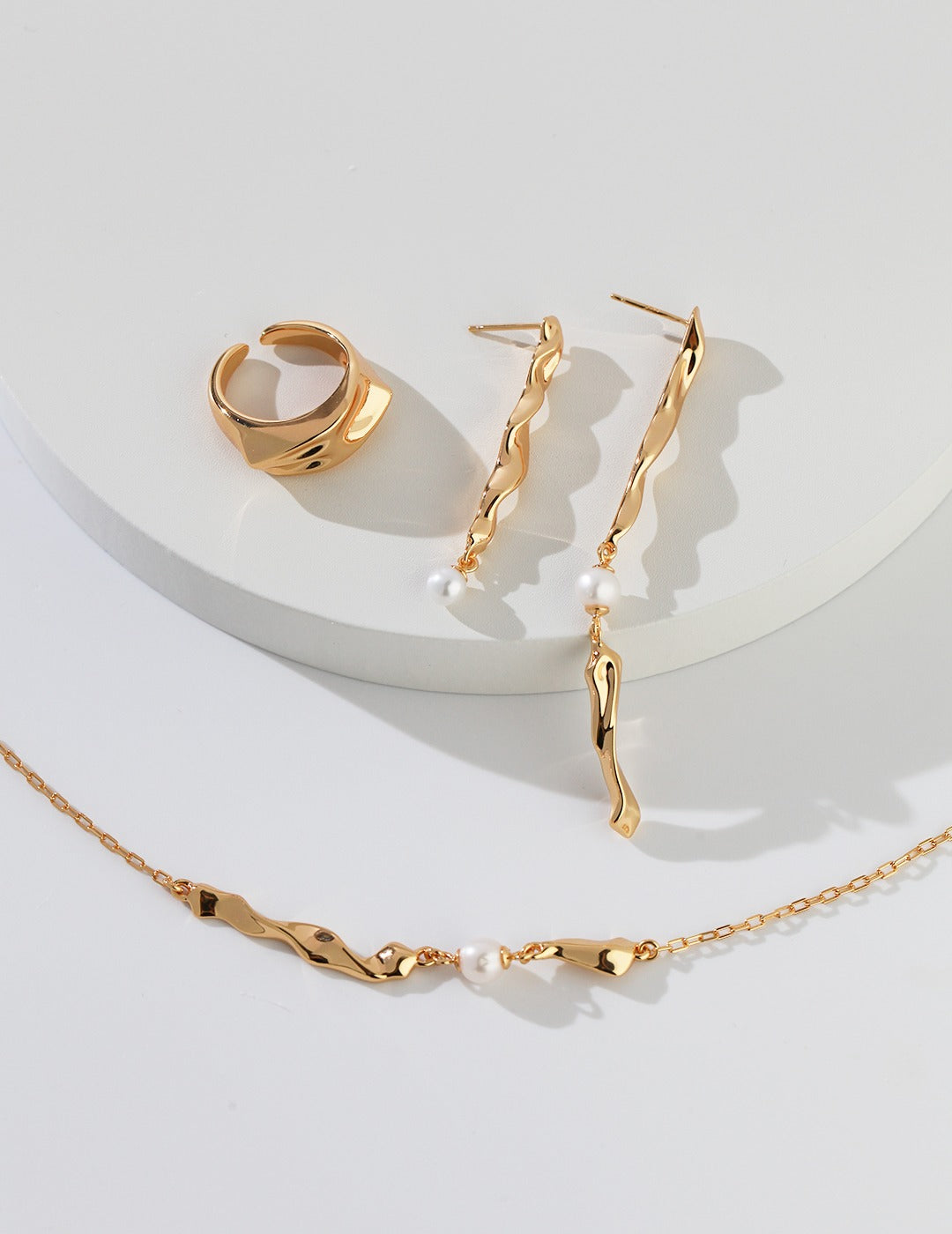 Twisted Fluid Pearl Necklace